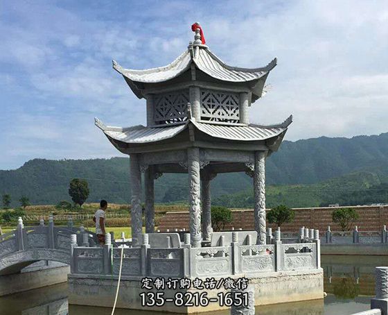景區(qū)湖中擺放雙層青石仿古觀景休閑涼亭