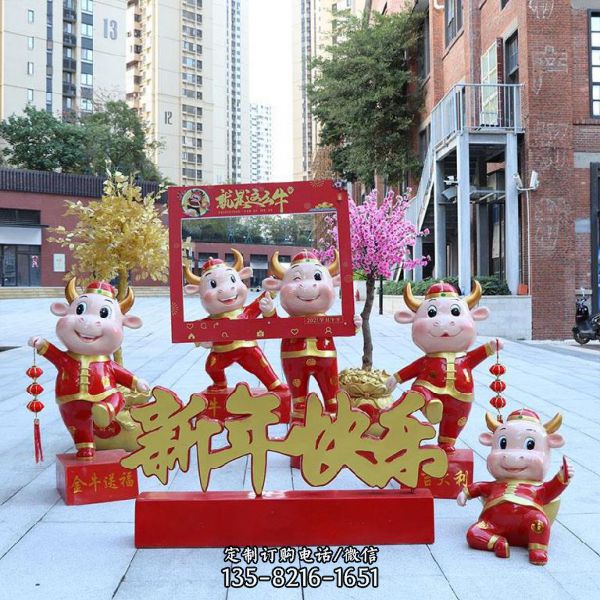 小區裝飾一群新年快樂玻璃鋼紅色牛雕塑