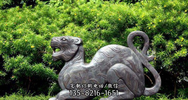 公園里擺放的一只玻璃鋼抽象虎雕塑