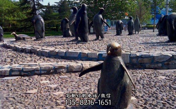 公園景區玻璃鋼石頭路上的企鵝雕塑