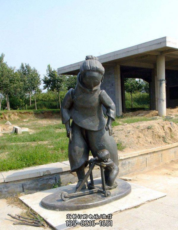 公園學(xué)走路的小孩和母親小品銅雕兒童雕塑