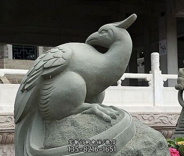 景區花崗巖石雕臥著的鳳凰雕塑