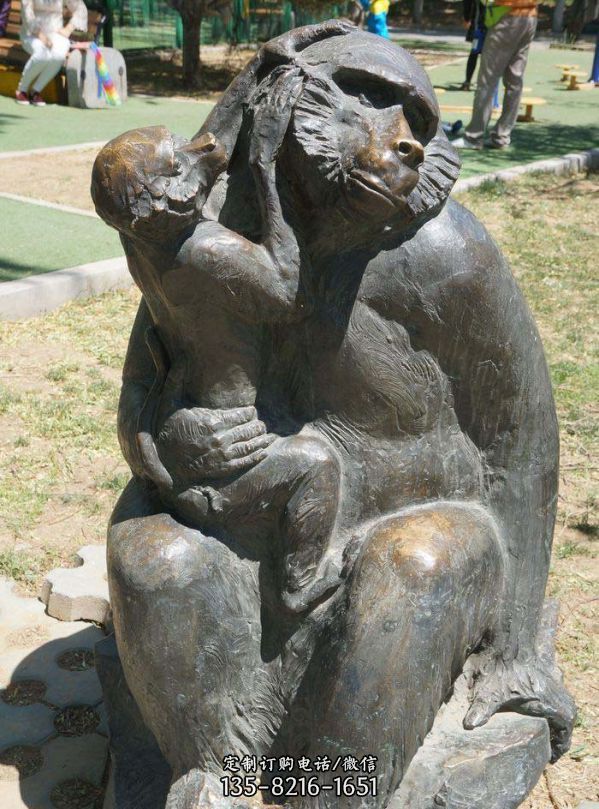 公園擺放的母子玻璃鋼做舊猴子雕塑