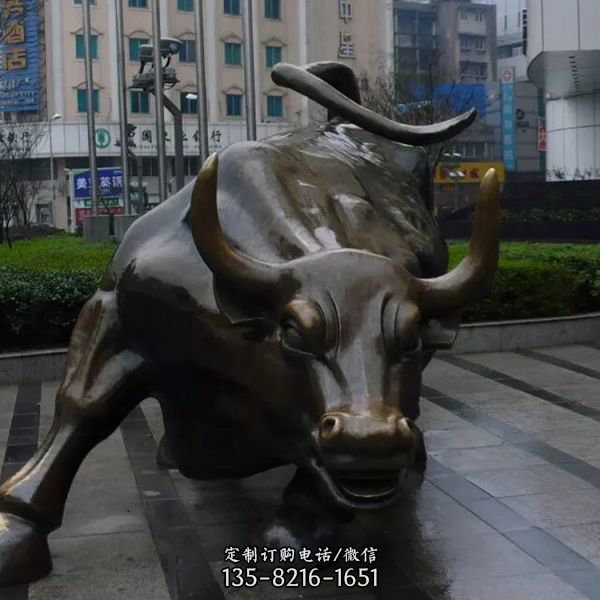 廣場上擺放的大眼睛的玻璃鋼創意華爾街牛