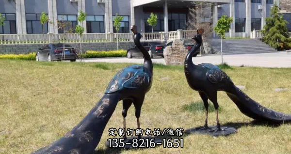 公園草坪擺放的不銹鋼噴漆孔雀雕塑