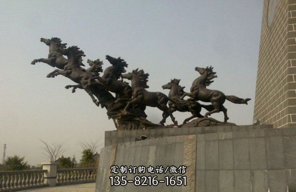 廣場上擺放的奔跑的玻璃鋼仿真馬群雕塑