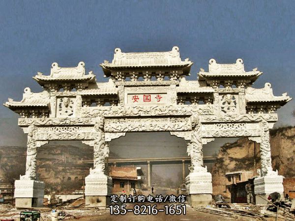 景區(qū)安國寺門前擺放龍紋浮雕門樓牌坊雕塑