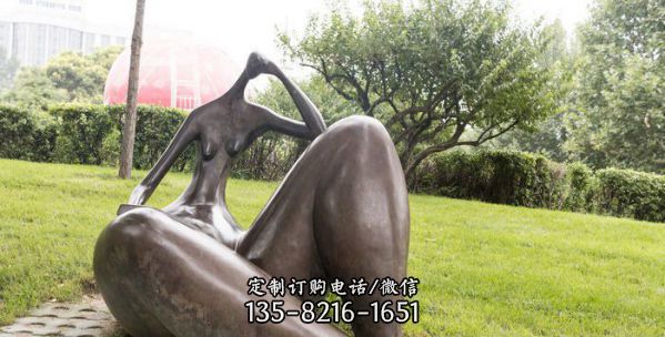 公園草坪坐著的抽象景觀銅雕女孩雕塑