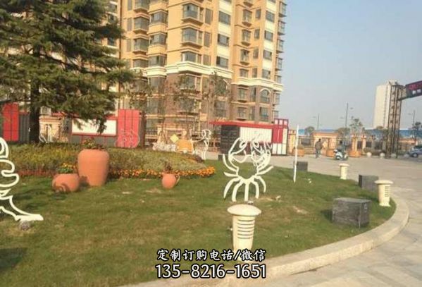 公園擺放的不銹鋼鏤空創(chuàng)意螃蟹雕塑