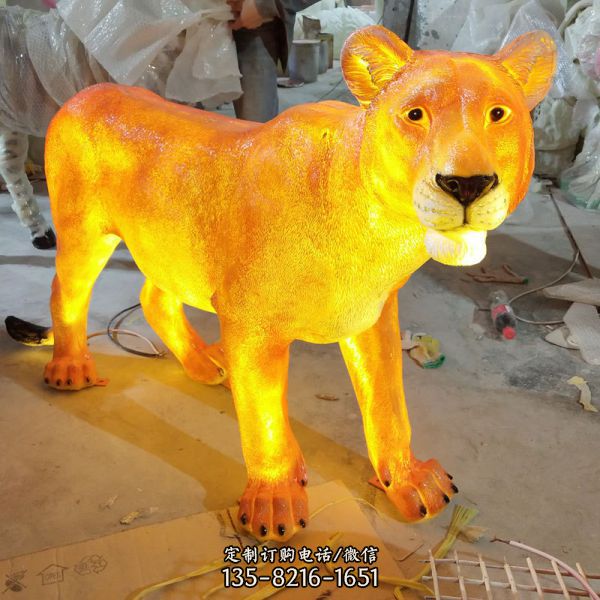 玻璃鋼大型仿真動物夜晚照明獅子雕塑