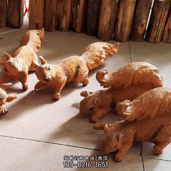 動(dòng)物園一群玻璃鋼抽象松鼠雕塑