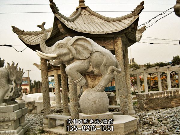 戶外涼亭創意在球上蹲著的砂石石雕大象雕塑