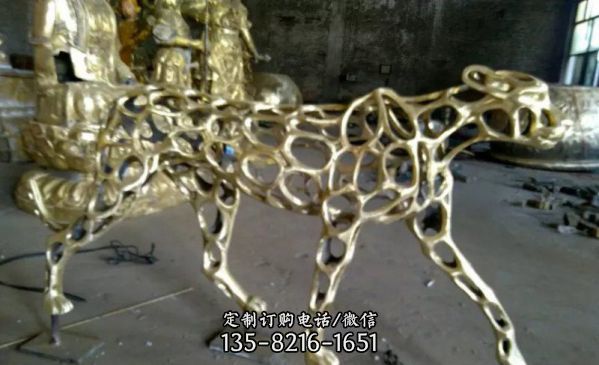 空心不銹鋼行走中的黃色金錢豹，科技創意雕塑
