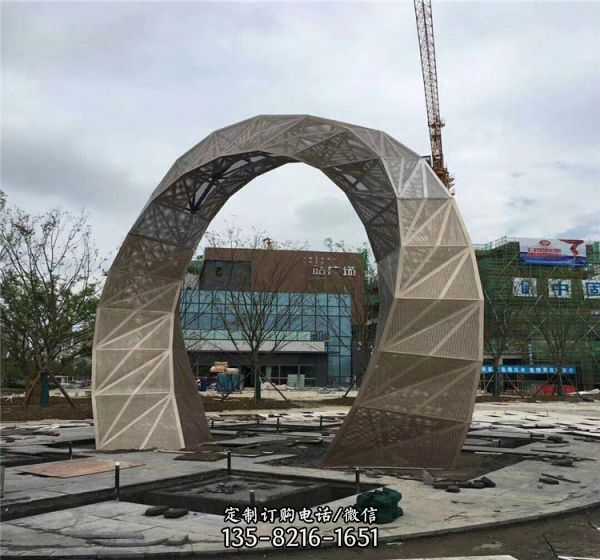 網(wǎng)格不銹鋼廣場(chǎng)拱門雕塑