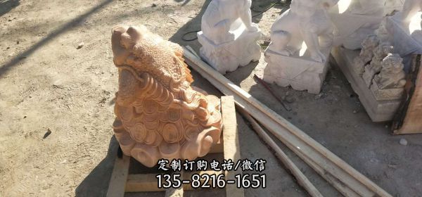 室外一只抽象石雕青蛙雕塑
