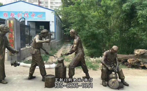 商場步行街?jǐn)[放古人傳統(tǒng)打鐵人物鎏金玻璃鋼雕塑