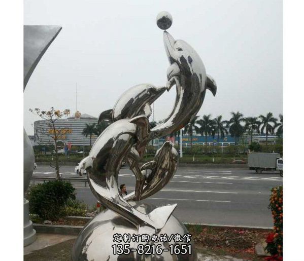 街道球上多只玩耍的不銹鋼海豚雕塑