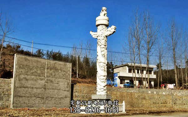 農村廣場擺放漢白玉華表雕塑