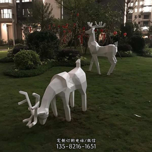 公園玻璃鋼低頭吃草的幾何梅花鹿雕塑