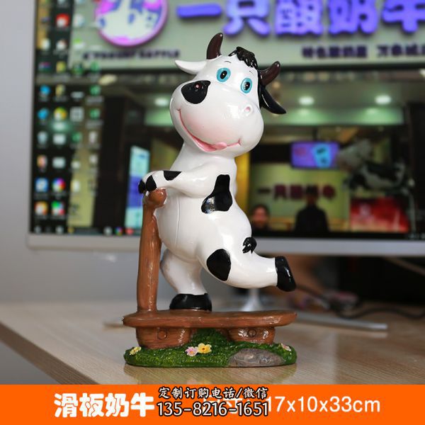 商業街一只滑板車的玻璃鋼牛雕塑