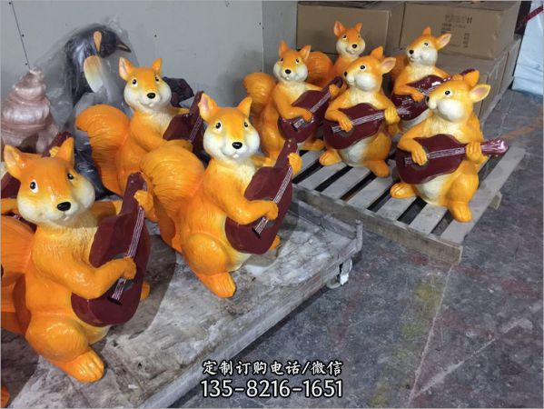 幼兒園一群彈吉他的玻璃鋼松鼠雕塑
