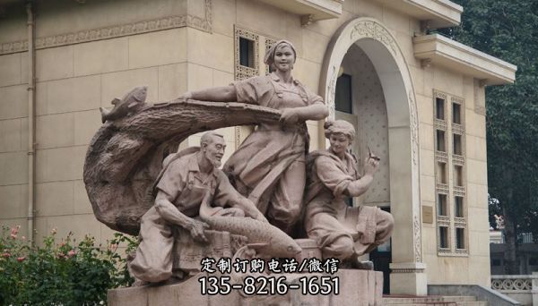 城市花園擺放砂巖捕魚的人物石雕塑