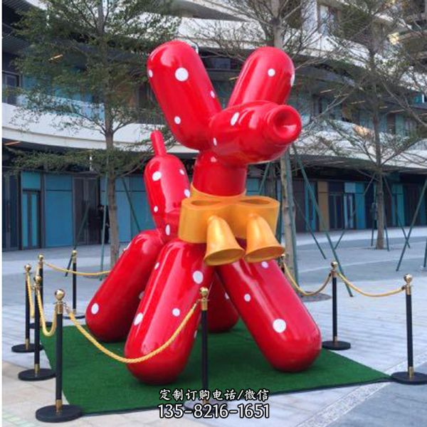 商場街道擺放的帶鈴當(dāng)?shù)牟Ａт摬世L氣球狗雕塑