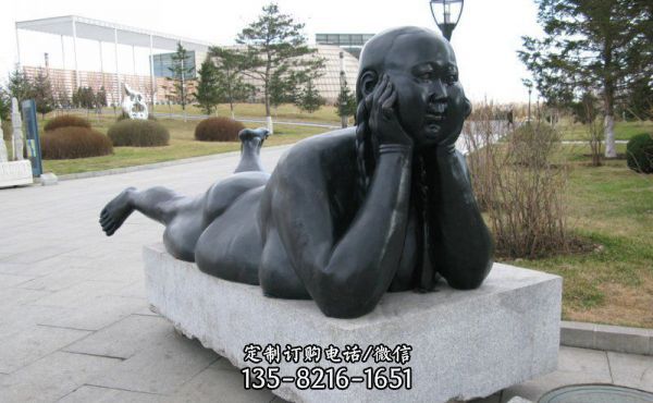 公園趴著的胖女孩景觀銅雕兒童雕塑