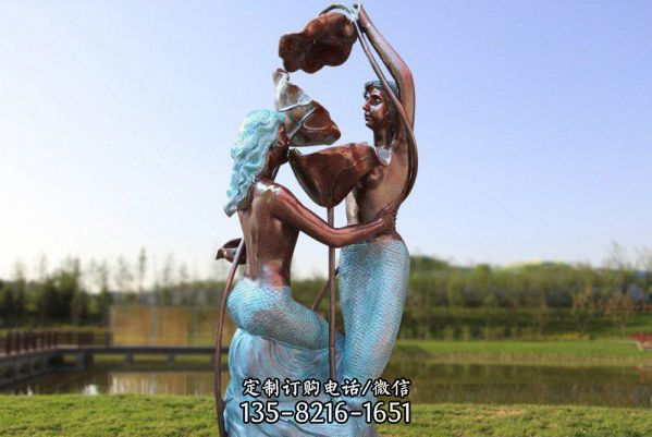 公園里擺放的情侶玻璃鋼創意美人魚雕塑