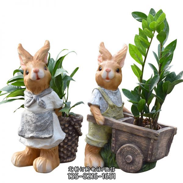 室內(nèi)兩只工作的樹脂兔子雕塑
