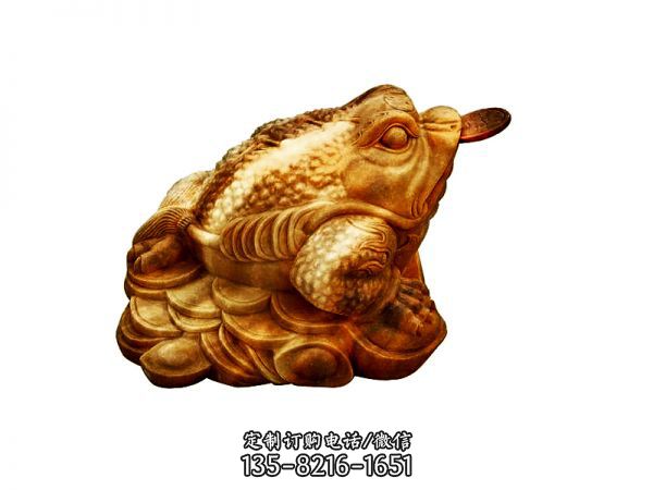 室內(nèi)擺放的金色吐錢(qián)的玻璃鋼仿真金蟾雕塑