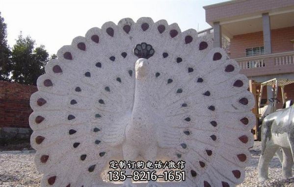 公園里一只驕傲的漢白玉石雕創意的孔雀雕塑