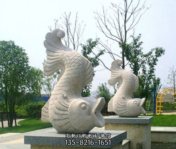 街道擺放的翹尾巴的砂巖石雕創(chuàng)意鯉魚雕塑