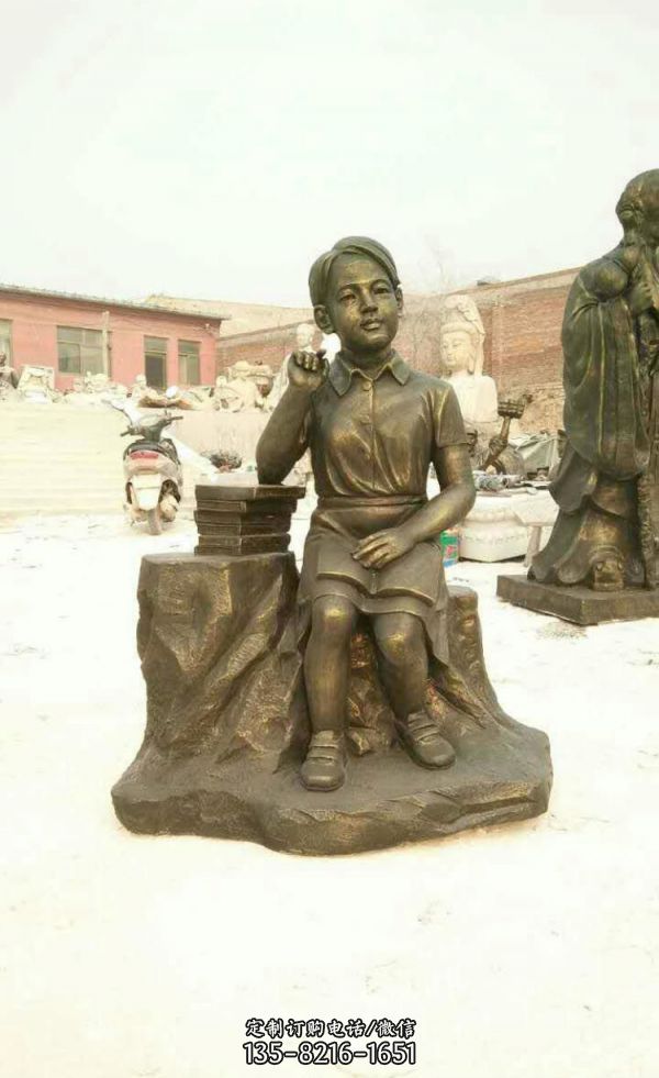 戶外景觀男孩坐著樹墩上的讀書雕塑