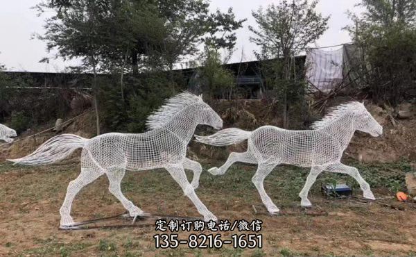 公園里播放的兩匹奔跑的不銹鋼創意馬群雕塑