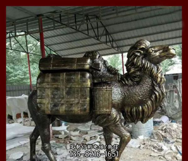 街道邊擺放的一只馱著沉重的行李的玻璃鋼創(chuàng)意駱駝雕塑