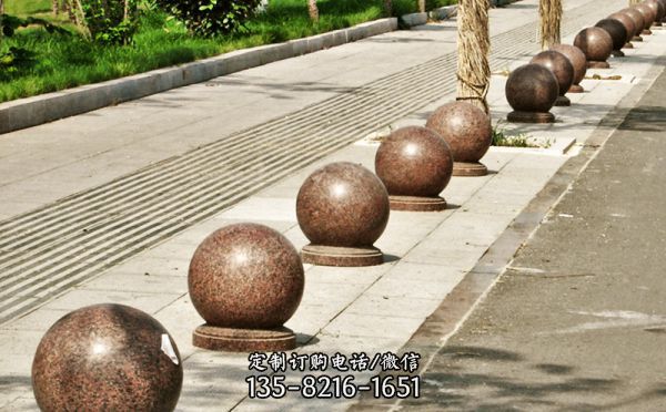 城市道路街邊擺放楓葉紅擋車石