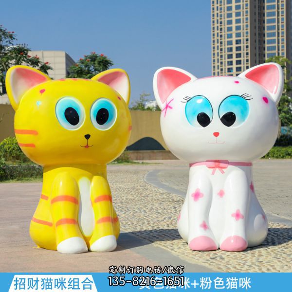街道公園擺放兩只坐著的玻璃鋼彩繪貓雕塑