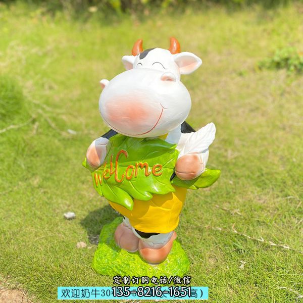 商業街一只拿標識語的玻璃鋼彩繪牛雕塑