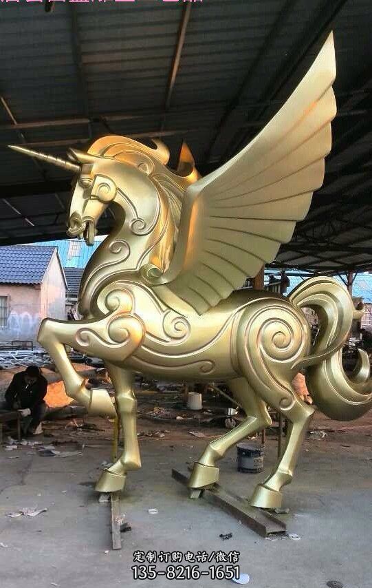 商場里擺放的金色的玻璃鋼創意飛馬雕塑