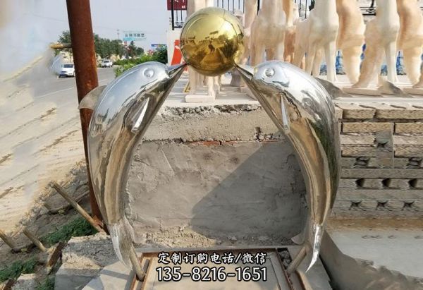 庭院內(nèi)兩只鏡面不銹鋼海豚雕塑