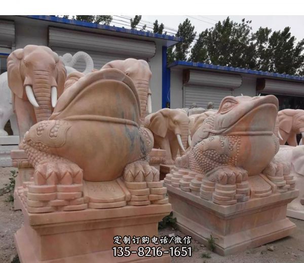公園里擺放的兩只閉著嘴巴的花崗巖石雕創(chuàng)意金蟾雕塑