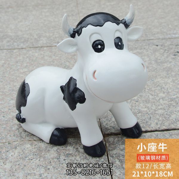 庭院一只坐著的玻璃鋼牛雕塑