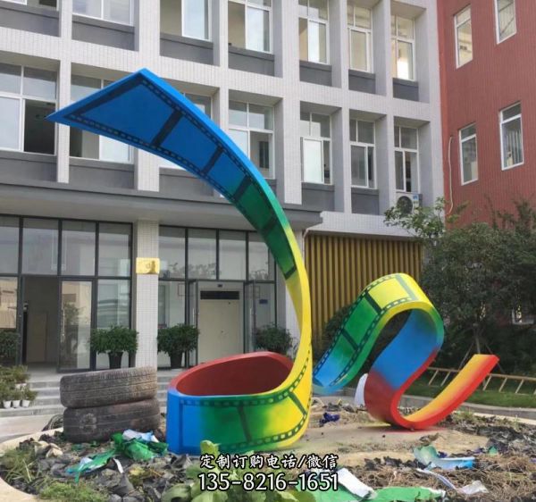 抽象小區(qū)玻璃鋼抽象膠卷雕塑