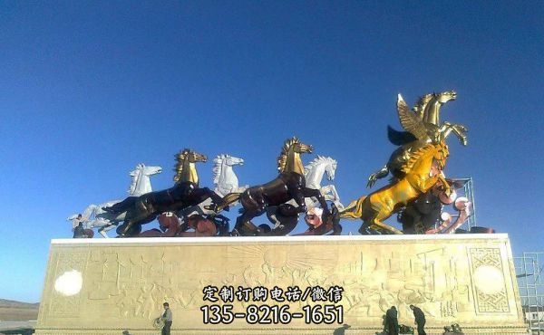 廣場上擺放的各種顏色的玻璃鋼創意馬群雕塑