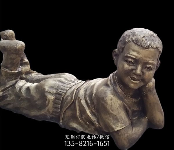 公園匍匐在地的小男孩兒童雕塑