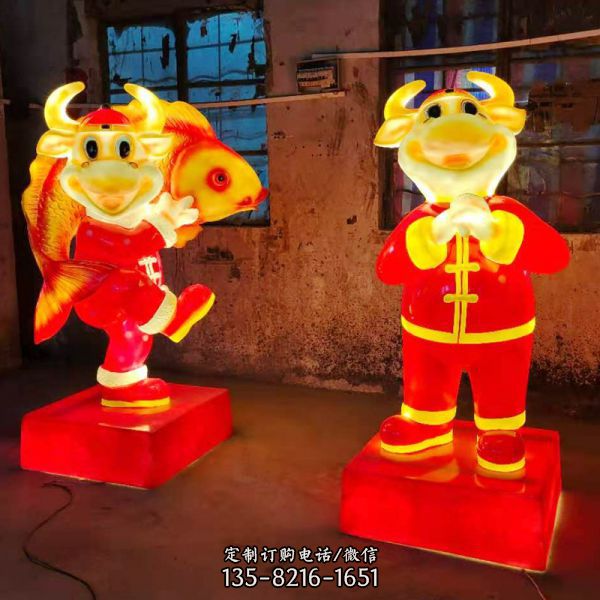 街道上擺放的兩只卡通創(chuàng)意華爾街牛
