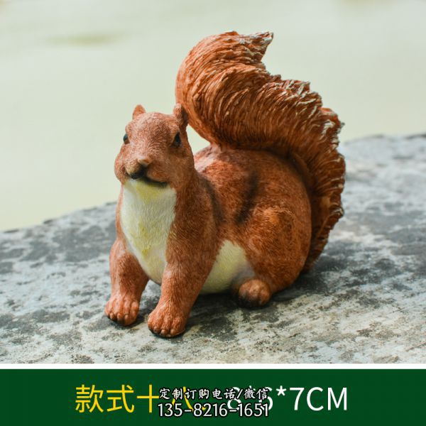 景區一只玻璃鋼彩繪松鼠雕塑