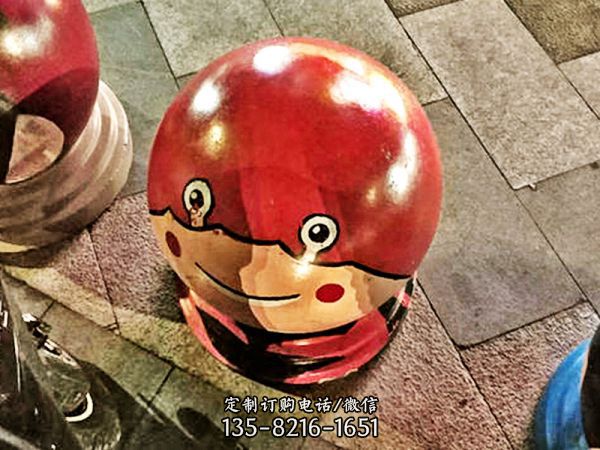 商業街邊擺放彩繪憤怒的小鳥阻車石球擋車石球