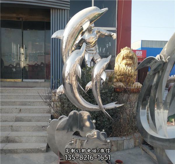 商場擺放浪花上的三只不銹鋼海豚雕塑